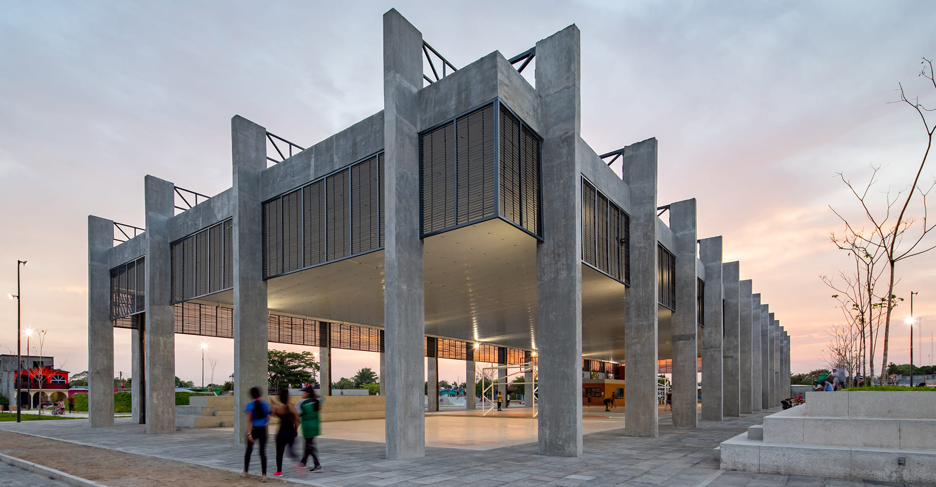 Deportivo y Plaza Civica Canales II